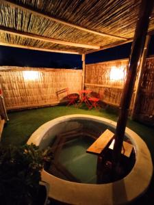 een klein zwembad in het midden van een huis 's nachts bij cabañas camino al totoral in El Quisco