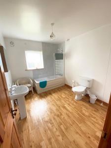 a bathroom with a toilet and a sink and a tub at Quiet Farm Bungalow Enniskillen Fermanagh in Enniskillen