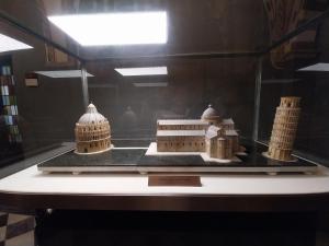 a model of the us capitol building in a display case at Casa di Giulia (Bambini gratis fino a 6 anni) in Santa Luce