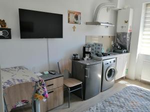 a kitchen with a stove and a washing machine at Ady & Marcy in Onești