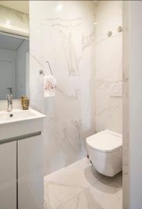 biała łazienka z toaletą i umywalką w obiekcie Modern Twin Room with a balcony w mieście Montijo