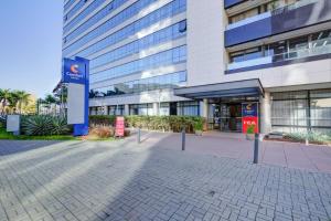 a large building with a sidewalk in front of it at Comfort Hotel São Caetano in São Caetano do Sul