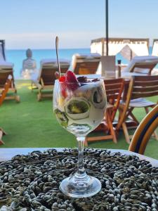 uma taça de vinho com fruta sentada numa mesa em Bora Bora Beach Club & Hotel em Isla Grande
