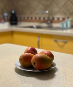 a plate of apples on a counter in a kitchen at Vivienda Vacacional VillaVerde in Valverde