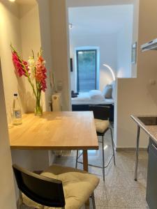 eine Küche mit einem Tisch und einer Blumenvase darauf in der Unterkunft stilvolles, neues Apartment mit Balkon in Bamberg in Bamberg