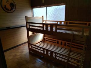 Mitoyo的住宿－Setouchi base - Vacation STAY 48143v，窗户客房内的木凳
