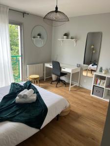 - une chambre avec un lit et un bureau dans l'établissement Appartement - cœur de Ramonville, à Ramonville-Saint-Agne