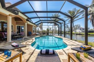 una piscina cubierta con techo de cristal en Heated Pool and Spa, Sleeps 16! - Villa Mangrove, en Cabo Coral