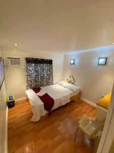 Schlafzimmer mit einem Bett, einem Tisch und einem Schreibtisch in der Unterkunft RJ Travellers Inn in Catbalogan