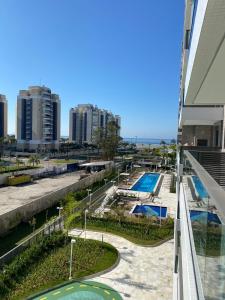 a view of a swimming pool from a building at TULUM Bertioga - belo apartamento com vista para o mar in Bertioga