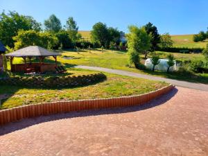 Apartmány Slavíkov - Simple Suite外面的花园
