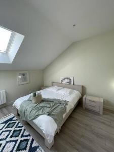 1 dormitorio con 1 cama grande y ventana en Apartment 3 confort&modern en Arad