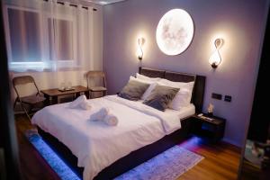 ein Schlafzimmer mit einem großen Bett, auf dem Handtücher liegen in der Unterkunft Relaxveld Galaxy in Curtea de Argeş