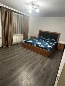 een slaapkamer met een groot bed en een raam bij 1Cosy apartment near airport EVN in Jerevan