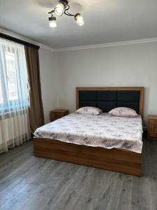 een slaapkamer met een groot bed in een kamer bij 1Cosy apartment near airport EVN in Jerevan