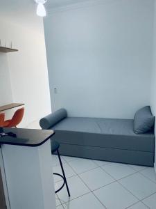 uma sala de estar com um sofá e uma mesa em Apartamento completo Ubatuba - Maranduba em Ubatuba