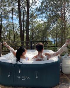 a man and a woman in a hot tub at Tres Lunas Domo in Mazamitla
