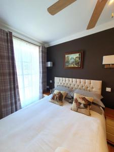 een slaapkamer met een groot wit bed en een raam bij Midway Guest House in Torquay