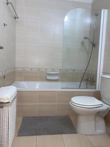 Ένα μπάνιο στο Quiet kykladesAG10/near the beach, Paralimni +15 φωτογραφίες