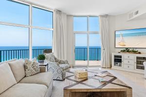 Khu vực ghế ngồi tại Jade East Towers 1910 by Newman-Dailey +34 ảnh