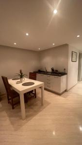 una camera con tavolo e una cucina con bancone di CUORE OPENSPACE a Morcote