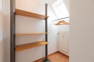 a room with wooden shelves and a skylight at Ferienwohnung am Lagedeich in der Nähe der Husumer Innenstadt in Husum