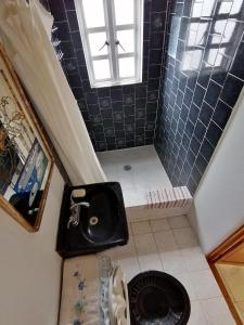 a small bathroom with a sink and a window at Posada Los Limones in Cuautitlán Izcalli