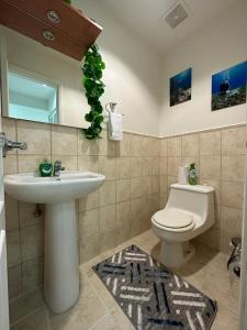 La salle de bains est pourvue d'un lavabo et de toilettes. dans l'établissement Tierra Del Sol...OCEAN FRONT GOLF AND TENNIS RESORT CONDO, à Palm-Eagle Beach