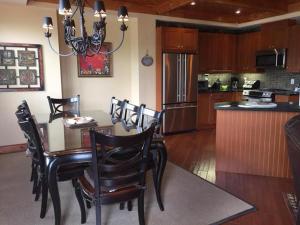 cocina y comedor con mesa y sillas en Blue Mountain-Luxurious BlueSki George Chalet, Hot Tub, Pool, Gas Fireplace en Blue Mountains