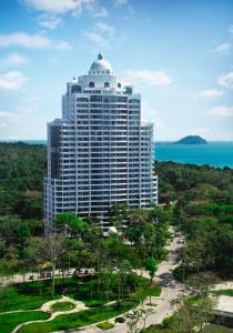 un edificio alto con una cúpula encima en 14F Luxury Resort Lifestyle Ocean Views, en Playa Bonita Village