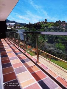 einen Balkon mit Bergblick in der Unterkunft Finca Villa Maru in El Peñol