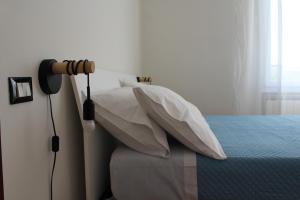 a bedroom with a bed with pillows and a lamp at Casa Vanessa in Arezzo