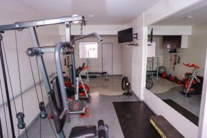 un gimnasio con equipamiento cardiovascular y bicicletas en una habitación en FLAT PRIVATIVO EQUIPADO WIFI - SUDOESTE, en Brasilia