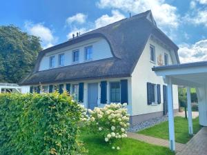 a white house with a gambrel roof at Lohme - Doppelhaushälfte Svantevit 2 in Ranzow in Ranzow