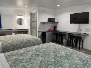Ein Bett oder Betten in einem Zimmer der Unterkunft Swell Motel