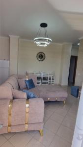ein Wohnzimmer mit einem Sofa und einem Tisch in der Unterkunft Ledi Home in Durrës