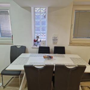 mesa de comedor con sillas y ventana en Apartman Maksimirska 89 Zagreb, en Zagreb