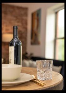 una botella de vino junto a un tazón y una copa en Prime Studio Greenwich Village! en Nueva York