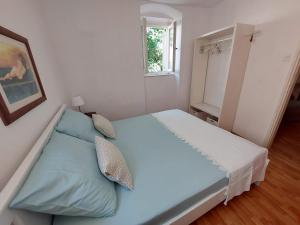 Postel nebo postele na pokoji v ubytování Apartment in Vis historic center - Mikula, Ljubica, Toma