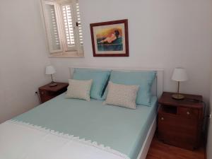 Postel nebo postele na pokoji v ubytování Apartment in Vis historic center - Mikula, Ljubica, Toma