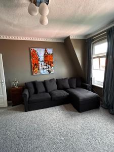 una sala de estar con sofá y una pintura en la pared en Traumhafter Altbaucharme in zentraler Lage en Kiel