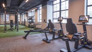 einen Fitnessraum mit Laufbändern und Crosstrainern in einem Gebäude in der Unterkunft The Dagny Boston in Boston