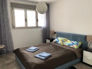 a bedroom with a bed with two towels on it at Willa wakacyjna in Torre de la Horadada