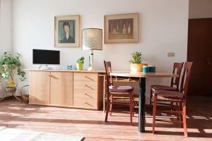 een eetkamer met een tafel en stoelen en een tv bij Appartamento con garage vicino al centro in Verona