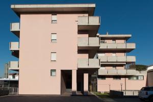 een wit gebouw met balkons aan de zijkant bij Appartamento con garage vicino al centro in Verona