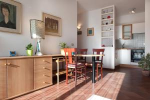 een keuken met een eettafel en stoelen bij Appartamento con garage vicino al centro in Verona
