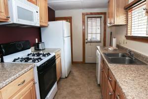 Η κουζίνα ή μικρή κουζίνα στο Lazy R Cottages- 6 cabin +4 φωτογραφίες