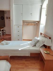 Postel nebo postele na pokoji v ubytování Apartment in Vis historic center - Mikula, Ljubica, Toma