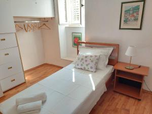 Postel nebo postele na pokoji v ubytování Apartment in Vis historic center - Mikula, Ljubica, Toma