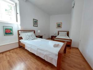Postel nebo postele na pokoji v ubytování Apartment in Vis historic center - Mikula, Ljubica, Toma